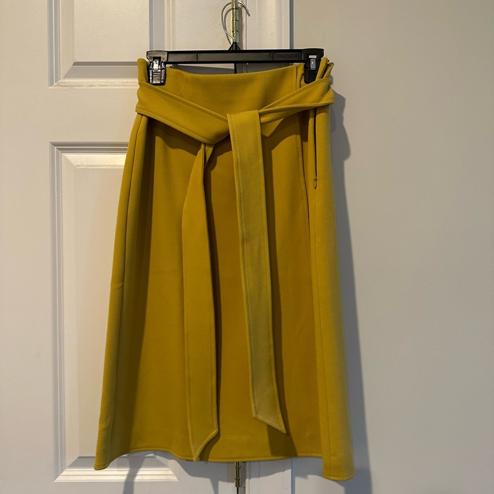 Gorgeous yellow skirt midi in Size 2